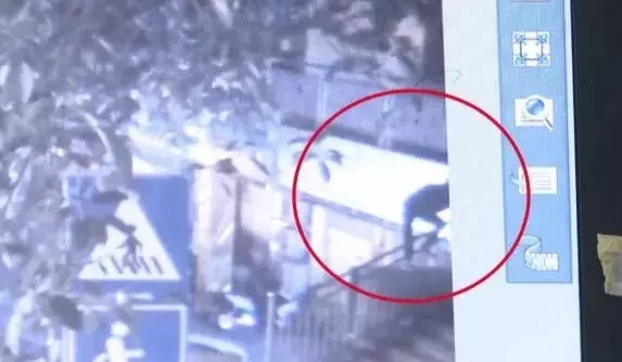 监控曝光！南宁一老人在超市门口上吊身亡，到底发生了什么？