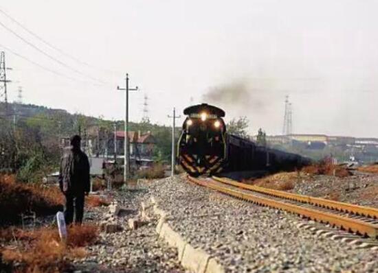 大爷狂奔救下火车怎么回事?终于真相了,原来是这样！