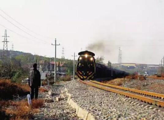 79岁大爷救下一列火车是怎么回事？ 事情原委曝光让人敬佩！