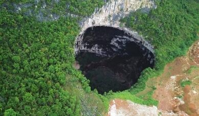 别有洞天!广西发现天坑群 洞谷内植被保密河道密布(图)