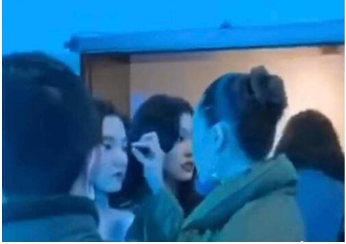 宋祖儿被摘假睫毛 宋祖儿和钟楚曦后台一见面就互摘假睫毛