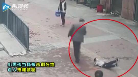 做人还有底线吗？男童劝老人反被打，网友痛批：逃票打人还不认账