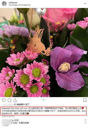 暖心！章泽天晒女儿送的生日礼物 原画做项链戴在心上