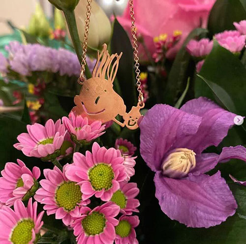 暖心！章泽天晒女儿送的生日礼物 原画做项链戴在心上