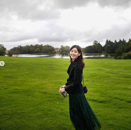 暖心！章泽天晒女儿送的生日礼物 原画做项链戴在心上