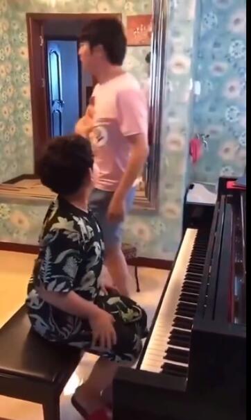 魔性教学！郎朗穿大裤衩教吕思清儿子钢琴，东北话教学笑翻网友