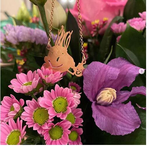 温馨！章泽天晒女儿礼物 笑脸项链依据女儿的画定制而成