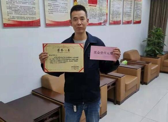 西安的哥委屈奖怎么回事?真相曝光令人瞠目结舌!