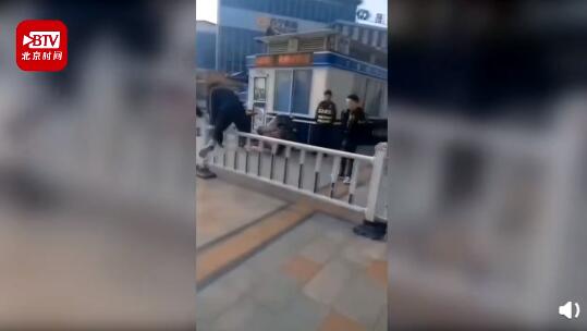 这辈子不会再翻护栏了！俩小伙被交警抓现行被罚翻护栏一次翻个够