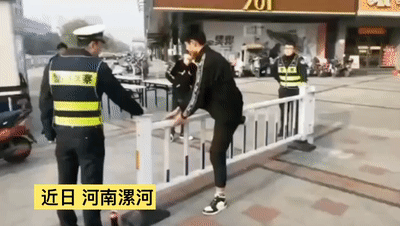 不翻了再也不翻了！俩小伙翻护栏过街被抓，交警一招让他们腿软