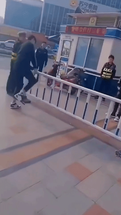 不翻了再也不翻了！俩小伙翻护栏过街被抓，交警一招让他们腿软