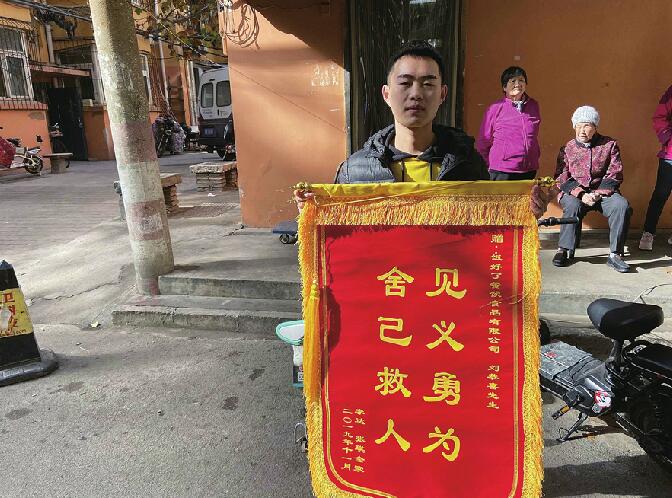 祖孙俩坠入大明湖 岸边在拍婚纱照的小伙跳入湖中施救