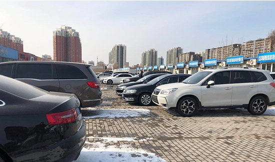 市场冷清 北京二手车市场豪车扎堆无人问津