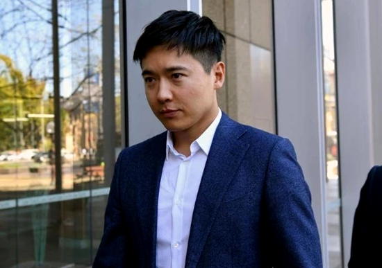 高云翔法庭外与粉丝握手互动，庭审几度落泪详情曝光