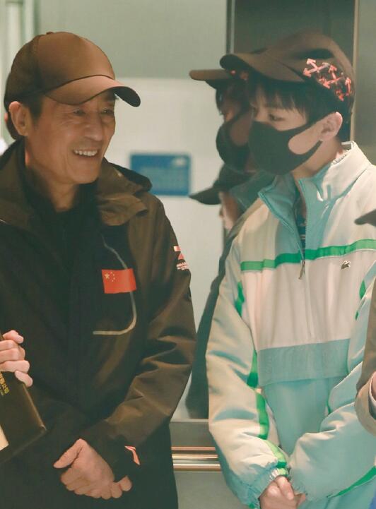 同款动作好可爱！王俊凯偶遇张艺谋导演 一秒变乖聊天毕恭毕敬