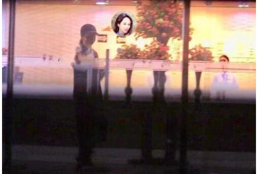 整容风波？杨紫现身整形医院原来是这样子的 看起来颇神秘