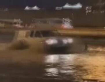 这下惨了！迪拜人工降雨用力过猛引发暴雨致道路瘫痪