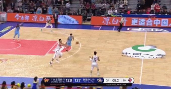 CBA官方：最后时刻周琦对徐杰犯规属漏判 网友：这场裁判看不懂……