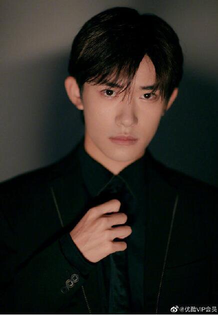 是太棒了吗？易烊千玺金鸡百花开幕式被陈坤锤了一下~