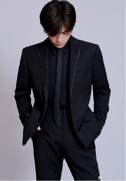 是太棒了吗？易烊千玺金鸡百花开幕式被陈坤锤了一下~