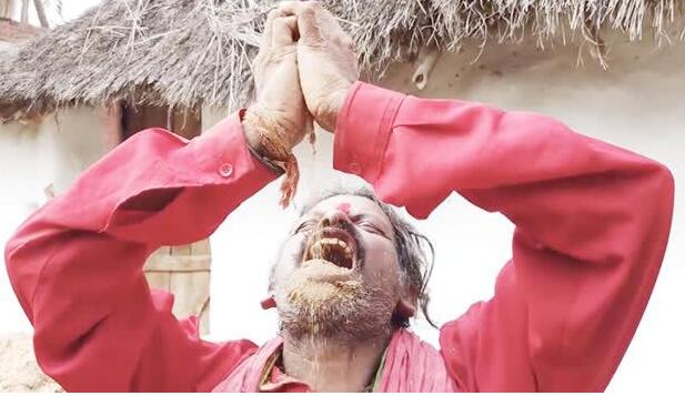 惊呆！男子沉迷吃土20年是怎么回事?终于真相了,原来是这样！