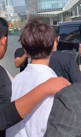 细思极恐!王俊凯被黄牛搂肩怎么回事?终于真相了,原来是这样!