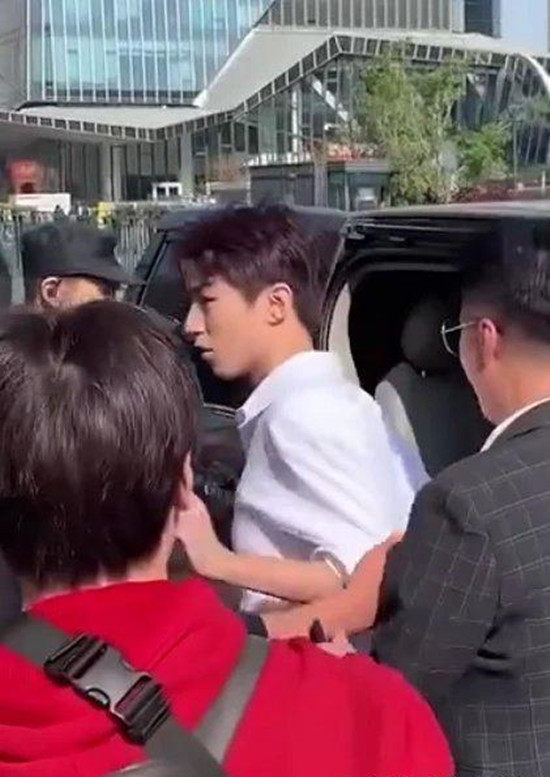 细思极恐!王俊凯被黄牛搂肩怎么回事?终于真相了,原来是这样!