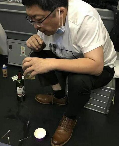 “用嘴吸出病人尿液”医生自制装置用嘴吸尿救人：职责所在