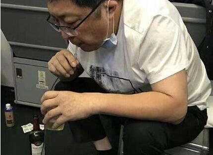 仁心仁术！医生飞机上用嘴吸尿救人 网友：为人子女也不一定能做到