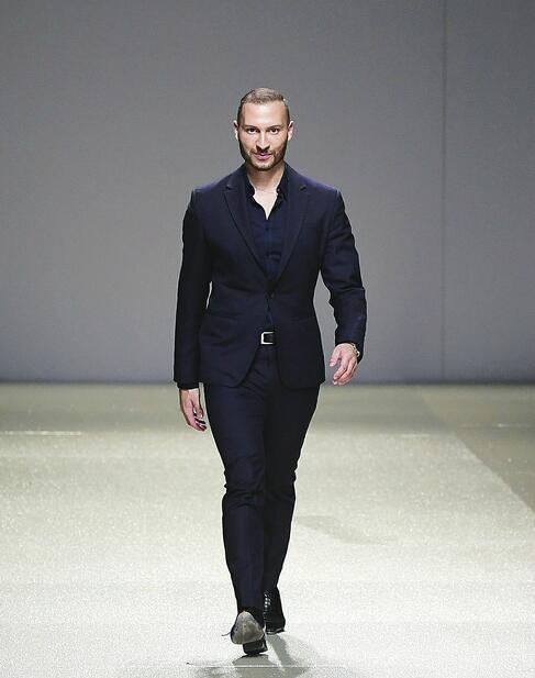 仙气袅袅VS魔气滚滚！两场大秀画风陡转 一样的T台不一样的秀