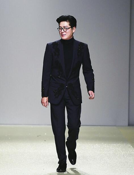 仙气袅袅VS魔气滚滚！两场大秀画风陡转 一样的T台不一样的秀