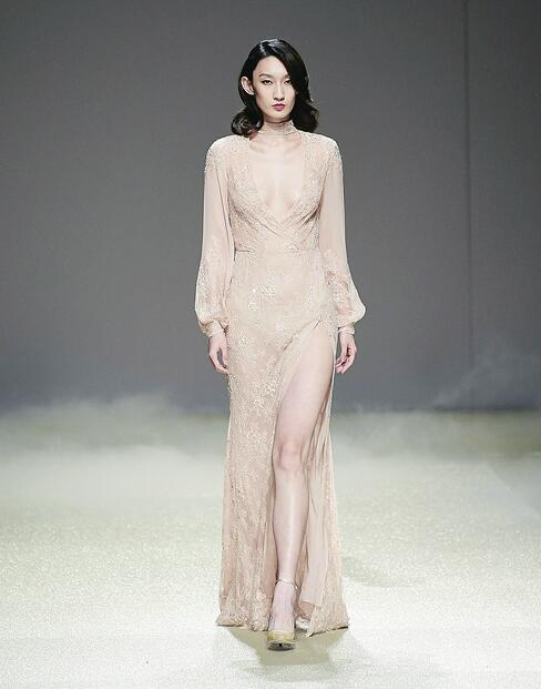 仙气袅袅VS魔气滚滚！两场大秀画风陡转 一样的T台不一样的秀