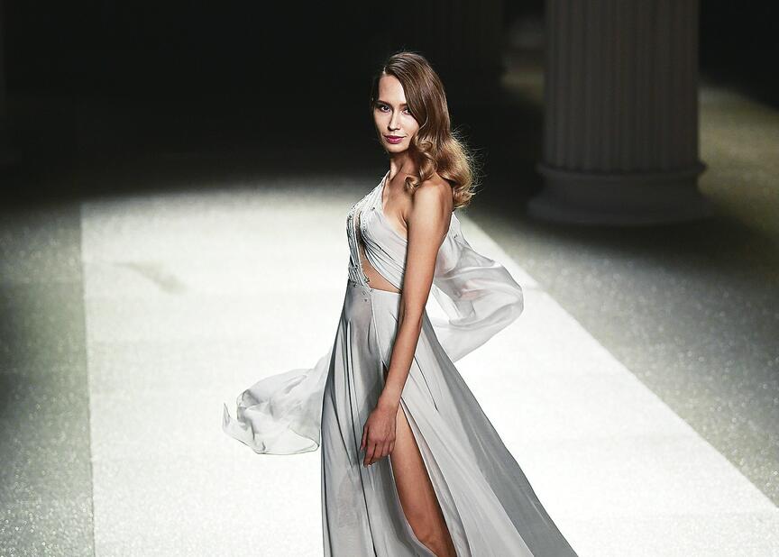 仙气袅袅VS魔气滚滚！两场大秀画风陡转 一样的T台不一样的秀