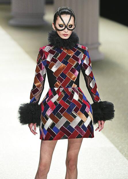 仙气袅袅VS魔气滚滚！两场大秀画风陡转 一样的T台不一样的秀