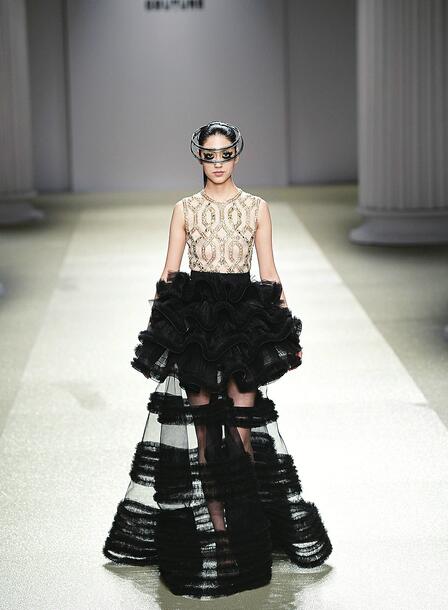 仙气袅袅VS魔气滚滚！两场大秀画风陡转 一样的T台不一样的秀