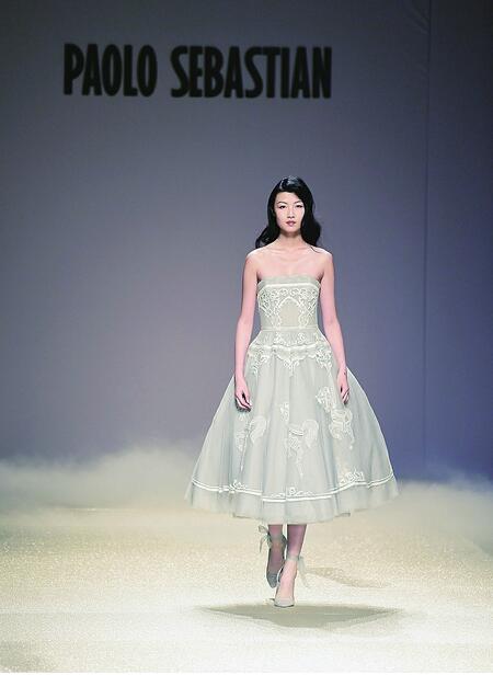 仙气袅袅VS魔气滚滚！两场大秀画风陡转 一样的T台不一样的秀