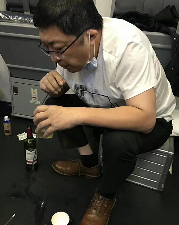 医者仁心!医生用嘴吸尿救人 老人飞机上难排尿情况危急