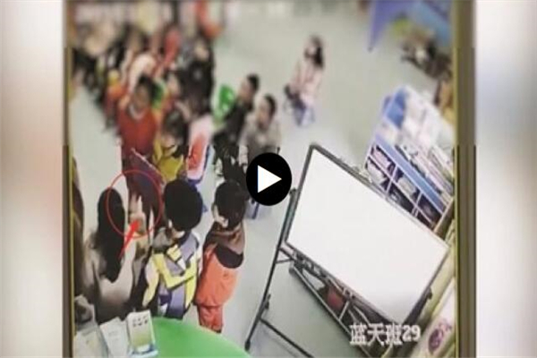 还能放心上幼儿园吗?小朋友排队扇耳光只因这件事没做好