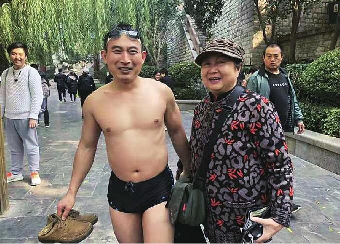 这一跳让泉水“升温”！游客手机落水 退伍兵4次跳入泉池打捞