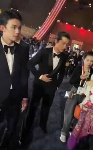 太养眼了！梅长苏飞流同框穿黑西装帅气养眼