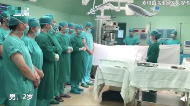 泪奔！2岁男孩捐献器官连救4人，心脏恢复跳动时妈妈说“他又活了”