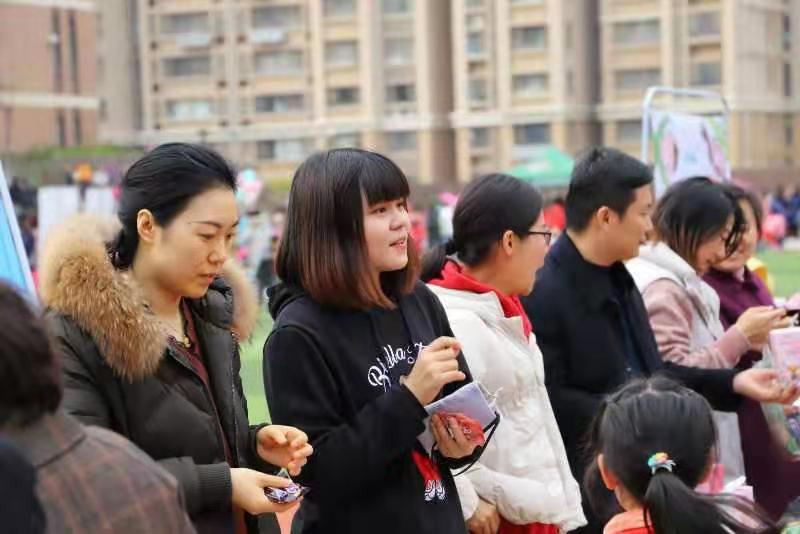 以情化雪用爱给湘西孩子一个温暖的冬天——东城逸家小学爱心义卖活动