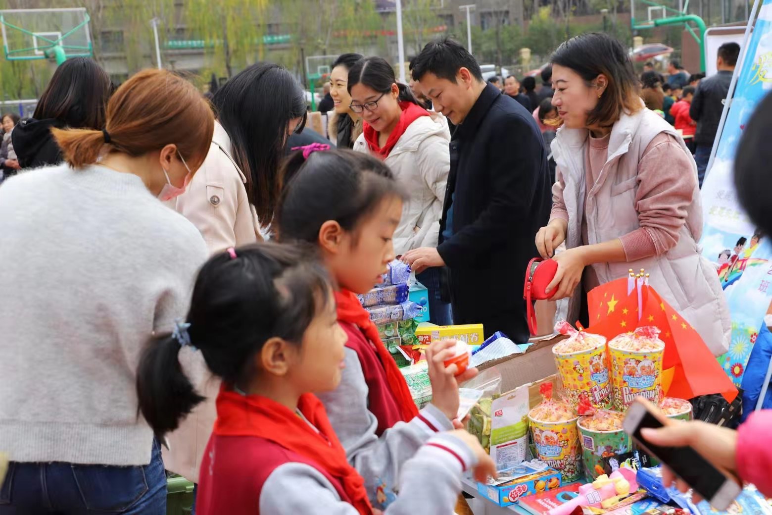 以情化雪用爱给湘西孩子一个温暖的冬天——东城逸家小学爱心义卖活动