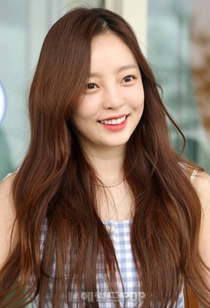 29岁韩国歌手具荷拉被发现家中身亡 系崔雪莉闺蜜