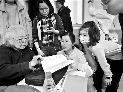 最美老奶奶！85岁医生每天接诊是为什么？曾在路上遭遇两头狼