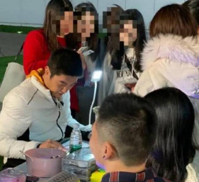 杜江摆摊贴手机膜 为了完成节目的录制，杜江也是超拼了