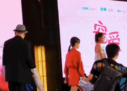羡慕人家有头发吧!张子枫被徐峥揪辫子,网友爆笑调侃