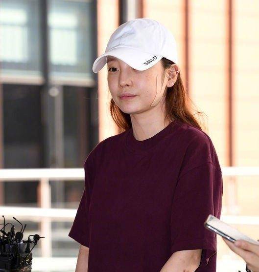 具荷拉生前被前男友逼迫下跪，患严重抑郁症