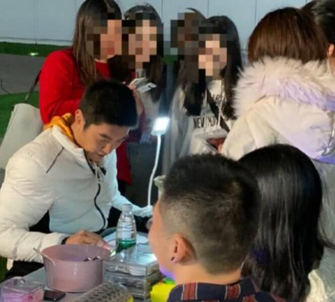 杜江摆摊贴手机膜生意火爆！ 凌潇肃街边卖T恤笑料十足