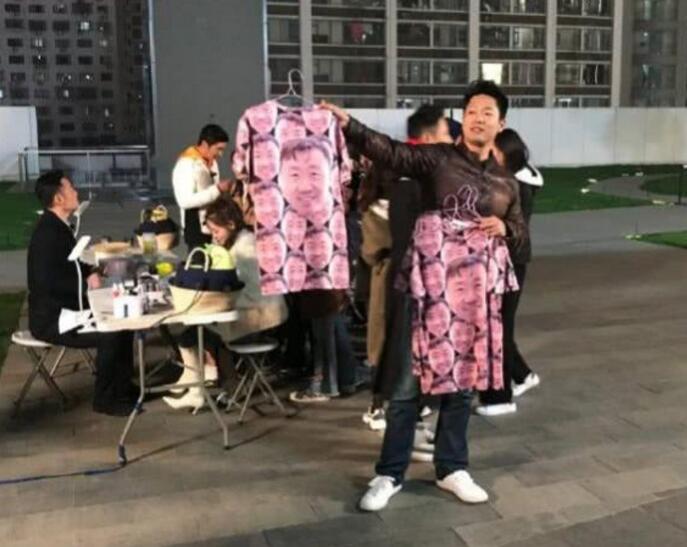 杜江摆摊贴手机膜生意火爆！ 凌潇肃街边卖T恤笑料十足